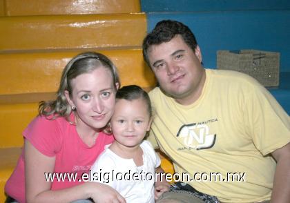 23102006
Mario Hamdan, Goretti González y José Hamdan.