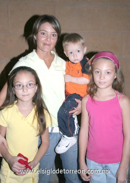 23102006
Nora Artigas, Regina, Ángela y Manolo.