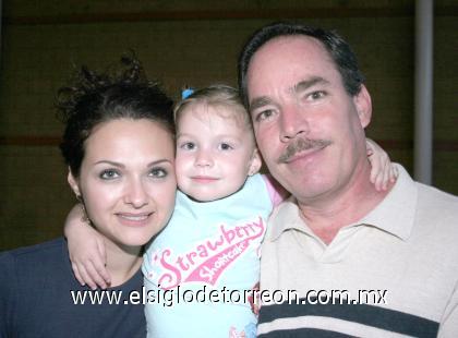 23102006
Roberto y Gretel Quezada con su hija Sofía.