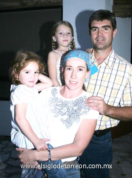 23102006
Rodolfo Mijares, Caty Argüelles, Fernanda y Catalina Mijares.