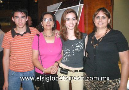 23102006
Rodrigo Lavín, Beatriz de Lavín, Betty Lavín y María Elena Aranda.