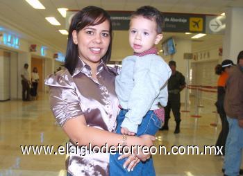 23102006
Yasmín Muñoz y Jesús Gerardo viajaron con destino a San Diego.