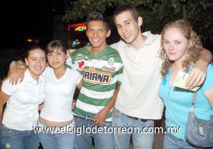 22102006 
Cecy Zúñiga, Yoal y Jaret García, Fede Saldaña y Gaby Ruiz.
