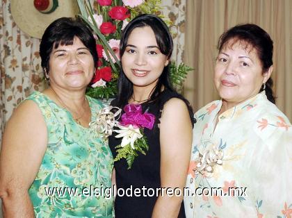 22102006 
La futura novia acompañada por su mamá, María Cruz Castro de García y su suegra, Paulina Rodríguez de Zúñiga.
