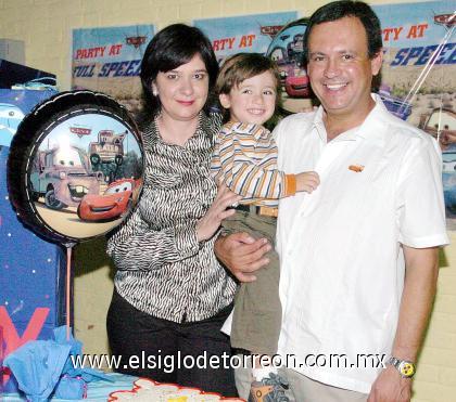 22102006 
Alex Pérez Merodio festejó su tercer cumpleaños con un divertido convivio organizado por sus papás, Martha y Alejandro.