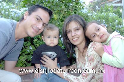 22102006 
Bruno con sus papás, Jorge Antonio González Ortega y Catia Isabel Parra de González y su hermanita Natalia.
