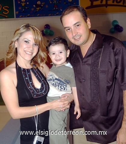 22102006 
Ismael junto a sus papis, Ismael Cepeda Máynez y Edna Páez de Cepeda.