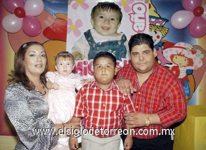 22102006 
Michell Corral Alba disfrutó de un alegre convivio infantil que le organizaron sus papás, Raquel Alba de Corral y Alonso Corral y su hermanito, con motivo de su cumpleaños.
