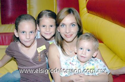 22102006 
Mónica Gómez de Pérez Merodio con sus hijos Fernanda, Alejandra y Armando.