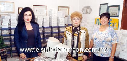 22102006 
Bertha del Valle de Garza, presidenta de Daremos A.C., Bertha A. de Del Valle y Gloria Cepeda.