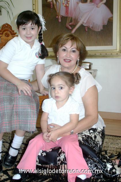 22102006 
Magaly con sus nietas Brenda y Paulina Necochea.