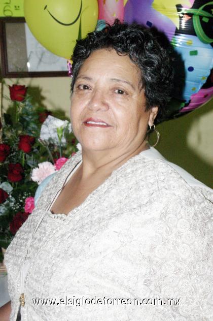 22102006 
Por sus 60 años de vida, la señora Martha Abá Rentería fue festejada con un convivio