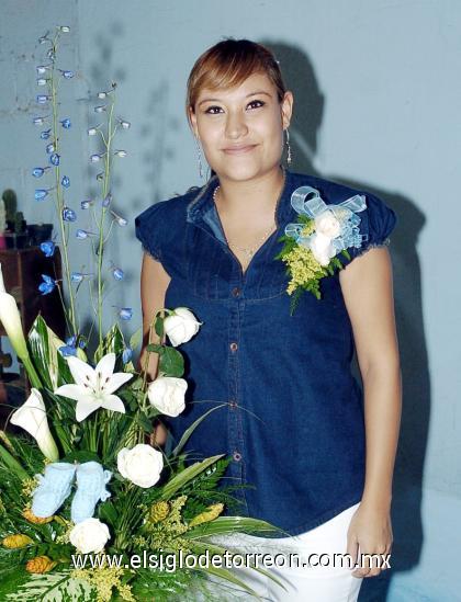 22102006 
Denisse Guerrero Nafarrete recibió bonitos regalos en su fiesta de canastilla.