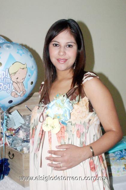 22102006 
Mónica Reyes de Fernández, captada en la fiesta de canastilla que le ofreció Rosario García de Reyes.
