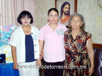22102006 
Por el cercano nacimiento de su bebé, Griselda Márquez Alonso disfrutó de una fiesta de canastilla que le prepararon Daria Alonso e Irma Esquivel.