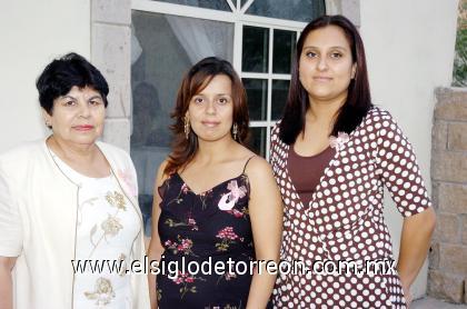 22102006 
Ruth Frayre de Hernández disfrutó de una fiesta de canastilla que le organizaron Irma Ramìrez y Marìa Àngeles Nùñez, por el futuro nacimiento de su bebè.