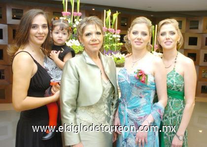 25102006
La novia junto a las anfitrionas, Amira Sabag de Bonilla, Enriqueta Murra de Bonilla y Keta Bonilla de Gómez.