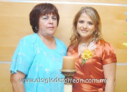 25102006
Un convivio le organizaron a Ana Cecilia Reyes Hernández por su próxima boda, la acompaña su mamá Antonia de Reyes.
