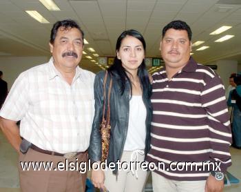 22102006 
Juan de Dios Sánchez y Sandra Loera viajaron a Puerto Príncipe, los despidió Pedro Loera.
