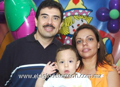 24102006
Con motivo de su segundo cumpleaños, Rubén Alcántara Rodríguez fue festejado con un convivio por sus papás, María Josefina Rodríguez de Alcántara y Rubén Alcántara.
