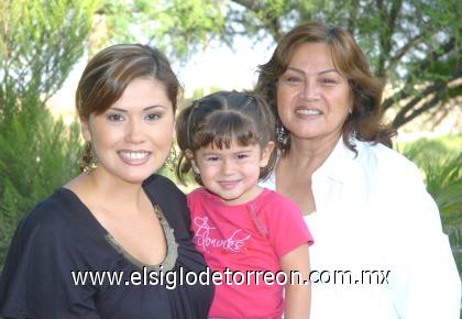 24102006
Massiel M. de Anaya, Isabela Anaya y Mary Carmen de Manzanera.