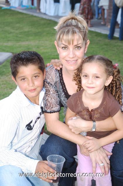 25102006
Andrés Quintero Estrella junto a su mamá, Rosaura Estrella de Quintero y su hermana, Ángela.