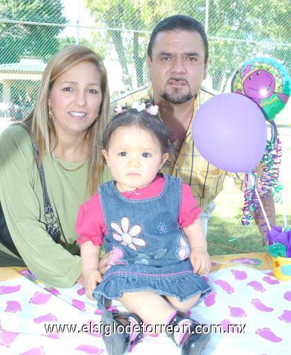 25102006
Angélica Denisse Aguirre de González y Mauricio González le organizaron una divertida fiesta a su hija Pamela Lucía González Aguirre, ya que cumplió un añito de vida, en días pasados.