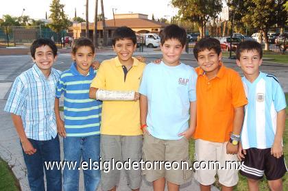 25102006
Armando Rodríguez, Andrés Montaña, Raúl Gutiérrez, Beny Villarreal, Daniel Amarante y Javier Lechuga, en una fiesta de cumpleaños.
