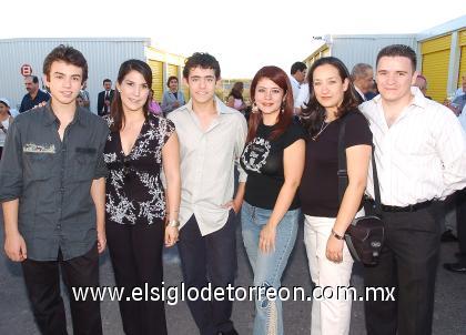 24102006
Aarón Bernal, Mayte Bernal, Roberto Bernal, Karime Lee, Gaby Bernal y Alejandro Bernal.