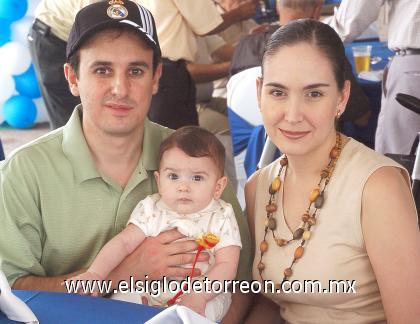 24102006
Alberto Batarse, Mariana de Batarse y Mariani Batarse.