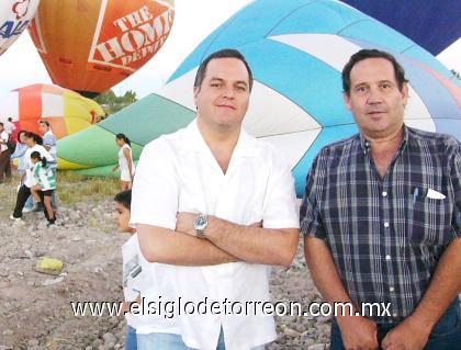 24102006
Jaime Russek Fernández y Julián Aparicio, en el lanzamiento de los globos aerostáticos que sobrevolaron parte de la zona conurbada de la Comarca el pasado viernes 20 de octubre.