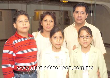 24102006
Roberto Lira, Graciela Reyes, Gabriel, Maya y Kenia Lira.