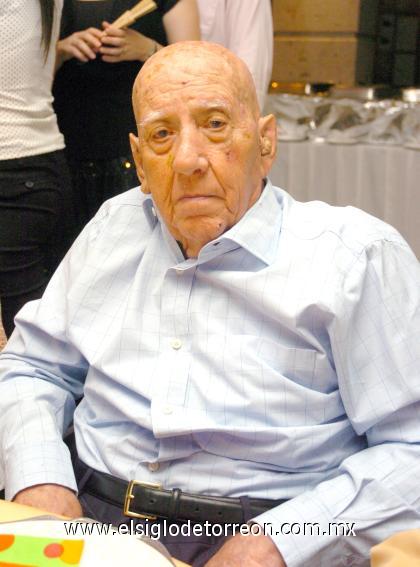 25102006
Don Ángel Fernández cumplió cien años de vida en días pasados.