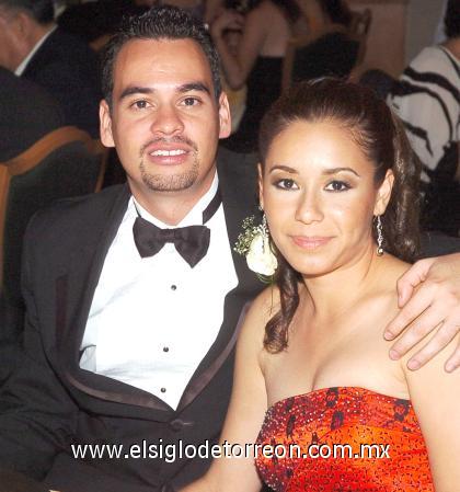 24102006
Édgar Pavón y Pamela Rascón.
