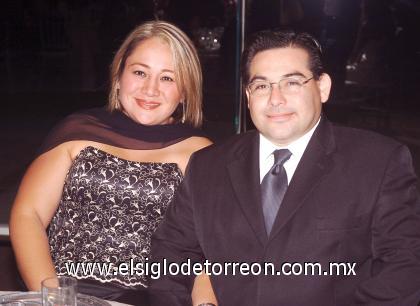 25102006
Carlos y Eva Morales disfrutaron de una velada con motivo del Día del Médico.