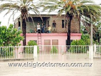 Por otra parte, un joven pescador, identificado como César Villalobos, murió en la playa Punta lobos cuando una ola lanzó su pequeña embarcación contra unas rocas.