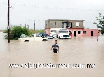 Por lo que respecta al municipio de Navolato, un informe preliminar, revela que se tienen problemas en la zona de La Palma, El Tamarindo y varias colonias populares, por el desbordamiento del canal Humaya y varios arroyos que arrastran grandes volúmenes de agua.