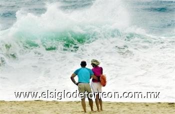 El estadounidense identificado como John Scott murió al ser arrastrado junto a su esposa, Deborah Pensky, por una inmensa ola, cuando trataban de practicar surf en medio de la marejada en una playa de Los Cabos, sobre el océano Pacífico. Los estadounidenses ignoraron las advertencias de las autoridades mexicanas que habían pedido a los bañistas alejarse de las aguas.

El director de Protección Civil de Baja California Sur, José Gajón de Toga, dijo que el cadáver de Scott, de quien se desconocen hasta ahora más detalles, aún no ha sido recuperado y que su esposa se encuentra en un hospital de San José de Los Cabos.