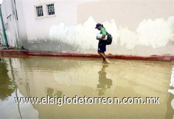 En el caso del municipio de Angostura, donde se tiene un acumulado de 200 milímetros de lluvias, el alcalde, José Manuel Valenzuela, dispuso el corte, en tres puntos, de la carretera estatal que conduce a su comuna, para dar salida a grandes volúmenes de agua que amenazan con provocar severas inundaciones.