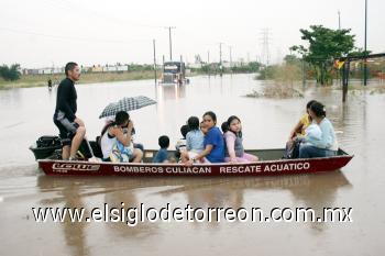 El presidente municipal de la ciudad capital, Aarón Irizar López, dijo que pese a la resistencia de los habitantes del fraccionamiento Valle del Sol, por abandonar sus hogares, fue necesario proceder al desalojo de 400 personas, a través de lanchas, puesto que el nivel del agua alcanzó el metro de altura.