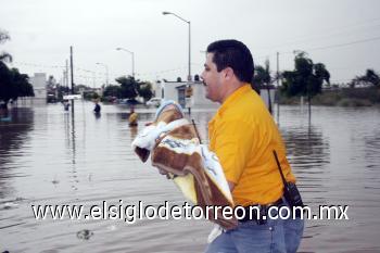 Cinco mil personas evacuadas en cuatro municipios con inundaciones, daños en cultivos agrícolas de fríjol, legumbres, ajonjolí y cacahuate, así como cortes temporales en carreteras federales, estatales, vecinales y suspensión de clases en el nivel básico, produjo la tormenta tropical Paúl que tocó tierra sinaloense.

Reportan la muerte de dos personas en el municipio de Navolato, uno de los
más castigados por el exceso de agua que se acumuló en poblados
de cuatro sindicaturas y decenas de colonias populares.