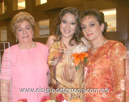 26102006
Enriqueta Garza de Cuéllar y María de Lourdes Gómez de Román le ofrecieron una despedida de soltera a Malusa Román Gómez, por su cercano enlace matrimonial.