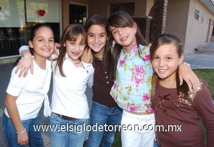 26102006
Geno Cruz, Paola Amarante, Bárbara Villarreal, Mary Garrido y Jenny Tumoine.