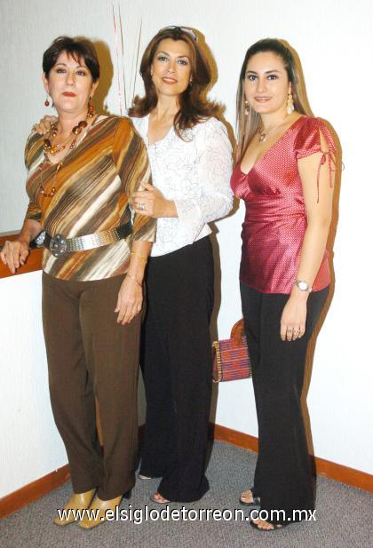 26102006
Cecy de Meraz, Fina de Ganem y Esthela de Mora.