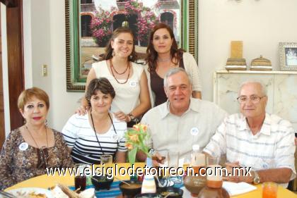 26102006
Gloria Murillo, Lili Dugay, Luis Ángel Urraza, Francisco Goitia S. J., Elizabeth Urraza y Vero Ruenes.
