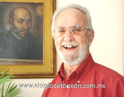 26102006
Luis Vega S. J. celebró su 40 aniversario como sacerdote.