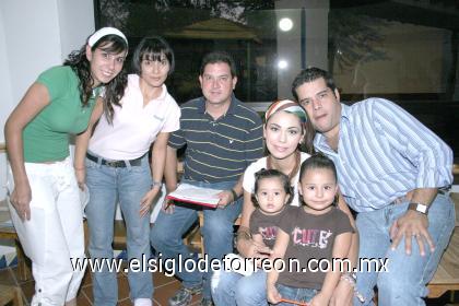 26102006
Óscar, Brenda, Jimena y Paula Soto, Ciro Zarzoza, Elena Siller y Anhel Rangel.