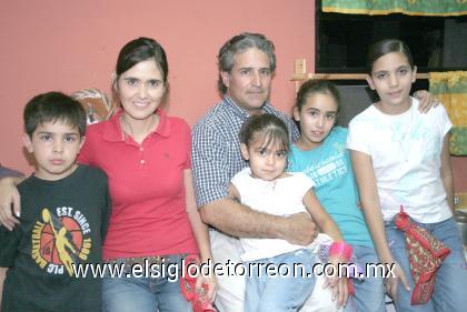 26102006
Ricardo y Biby Barrera con sus hijos Bibianita, Sergio y Valentina y Vanesa Kawas.