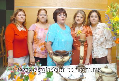 26102006
Cecy con su mamá, Antonia Hernández de Reyes así como de su cuñada Adriana Salazar de Reyes, hermanas Sandra y Violeta.