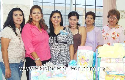 26102006
Zulema Alderete de Amat, acompañada por las organizadoras de la fiesta de canastilla que le prepararon por el futuro nacimiento de su bebé.